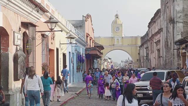 安提瓜瓜著名的街道在大斋节/复活节天主教庆祝。人们穿着紫色的服装穿过圣卡塔琳娜拱门。视频下载