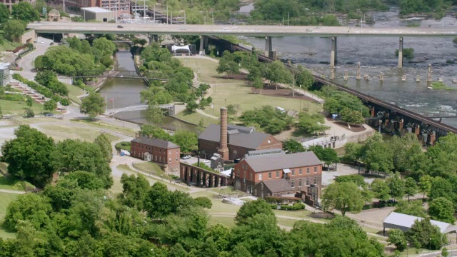 WS AERIAL POV历史悠久的Tredegar铁厂厂房，James River和bridge / Richmond，弗吉尼亚州，美国视频素材