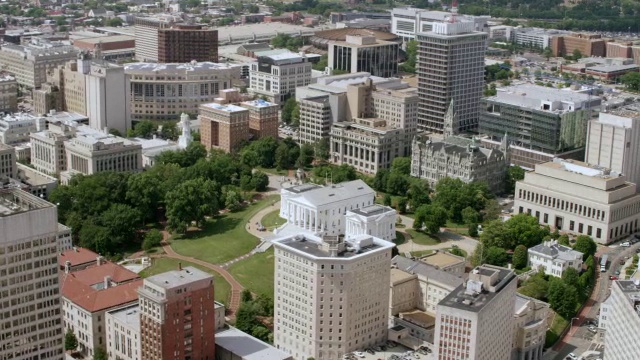 WS AERIAL POV弗吉尼亚州议会大厦与城市景观/里士满，弗吉尼亚州，美国视频下载