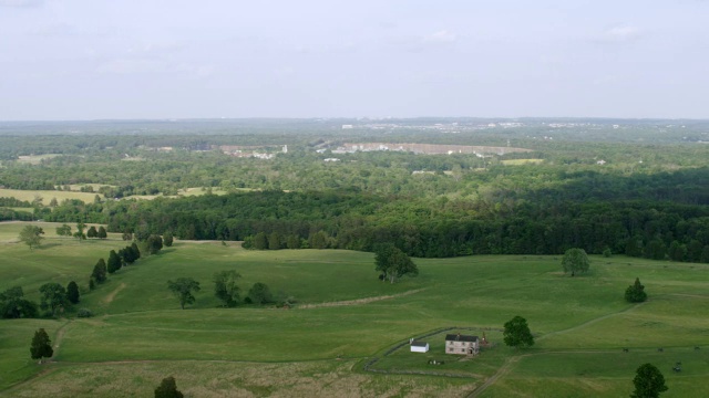 美国弗吉尼亚州马纳萨斯国家战场公园草地景观上的WS AERIAL POV纪念馆，背景是森林区域视频素材