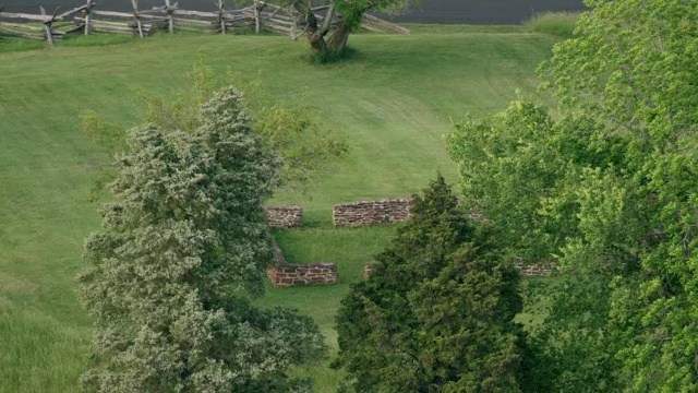 美国弗吉尼亚州威廉王子县马纳萨斯国家战场公园草地和Chinn房子废墟上的分隔栏杆围栏视频素材