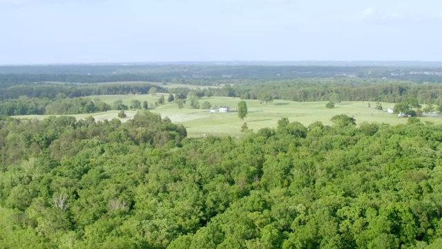 美国弗吉尼亚州威廉王子县马纳萨斯国家战场公园的WS AERIAL POV视图视频下载