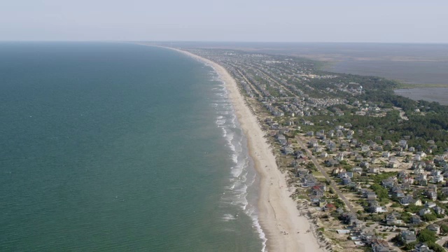美国北卡罗来纳州的卡罗拉海滩的WS AERIAL POV视图视频素材