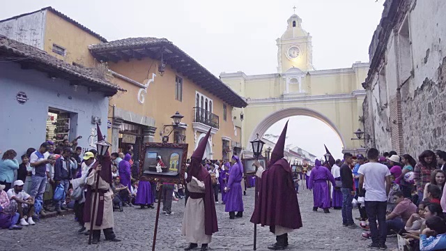 安提瓜瓜著名的街道在大斋节/复活节天主教庆祝。人们穿着紫色的服装穿过圣卡塔琳娜拱门。视频下载
