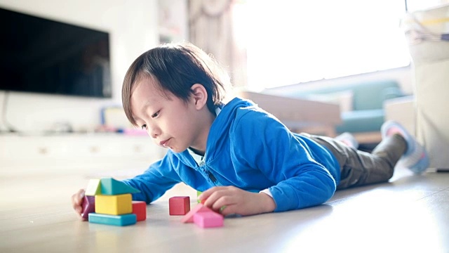 可爱的亚洲儿童玩积木视频素材
