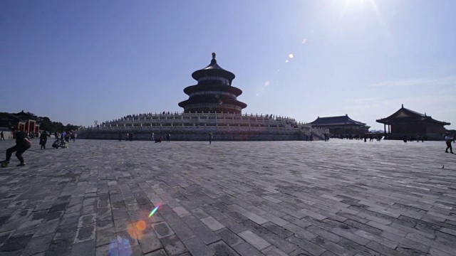 中国北京——2016年10月23日:游客在一个阳光明媚的日子里参观北京天坛天坛。视频素材