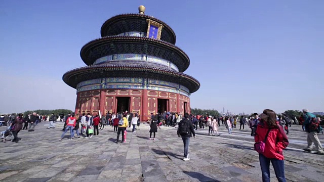 中国北京——2016年10月23日:游客在一个阳光明媚的日子里参观北京天坛天坛。视频素材