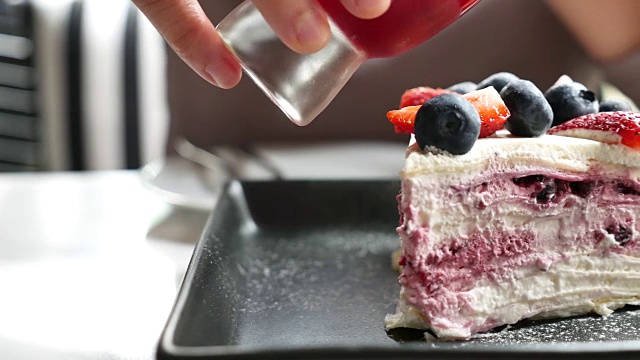 将草莓酱倒在蓝莓芝士蛋糕上视频素材