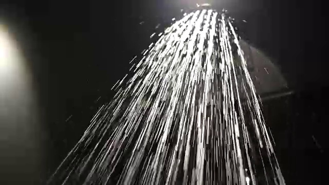带自来水的淋浴喷头视频素材