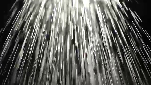 带自来水的淋浴喷头视频素材