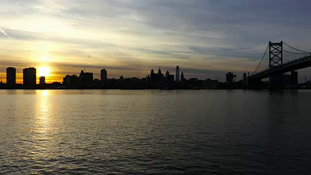 费城的天际线和本·富兰克林大桥视频素材