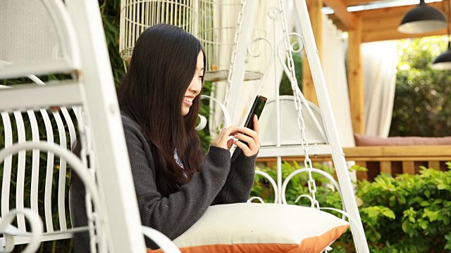 亚洲女人用手机，交流朋友视频素材