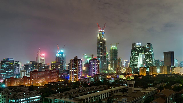 T/L WS HA在北京CBD地区的摩天大楼和建筑工地夜间高架视图视频素材