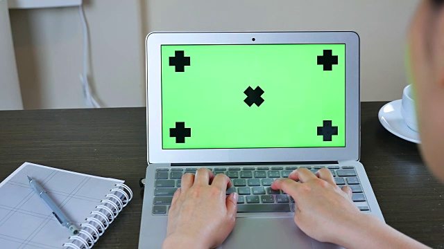 使用绿色屏幕显示的笔记本电脑，多莉放大视频素材