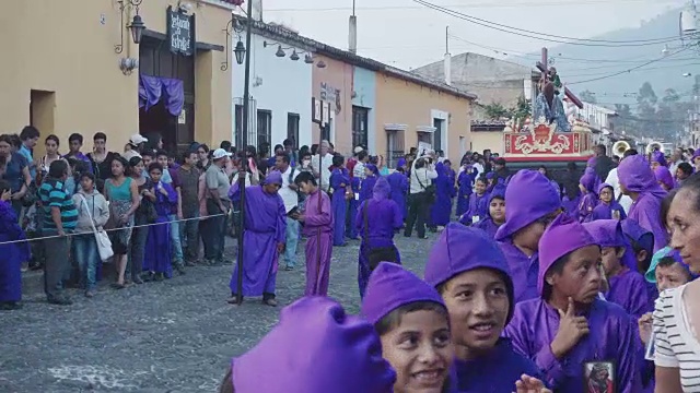 在大斋节/复活节庆祝期间，危地马拉安提瓜的天主教游行。人们穿着紫色的服装视频下载