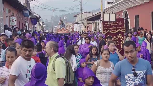 在大斋节/复活节庆祝期间，危地马拉安提瓜的天主教游行。人们穿着紫色的服装视频下载