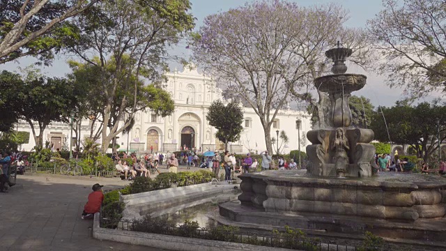 危地马拉安提瓜主广场上有白色大教堂视频下载