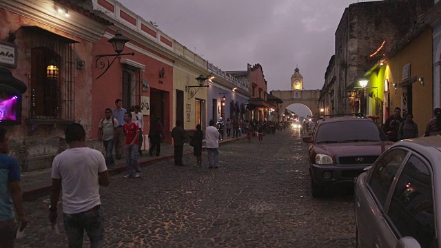 安提瓜，危地马拉，晚上。圣卡塔利娜岛拱门。视频下载