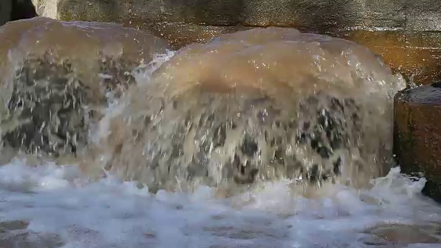 水从混凝土管中溢出。视频下载