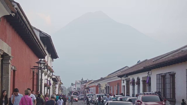 安提瓜瓜殖民时期的街道，背景是人、汽车和一座火山视频下载