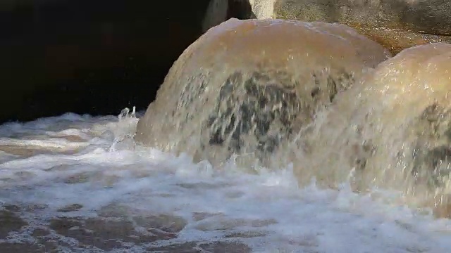 水从混凝土管中溢出。视频下载