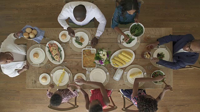 家庭聚餐的高角度镜头视频下载