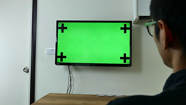 绿色屏幕电视在客厅视频素材