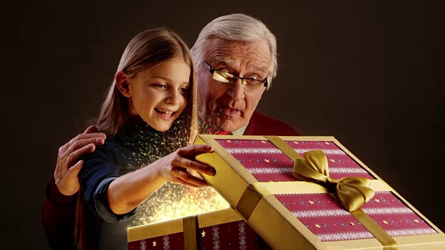 爷爷和孙女打开圣诞礼物视频下载