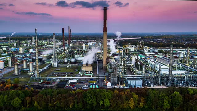 黄昏时分炼油厂的空中鸟瞰图视频素材