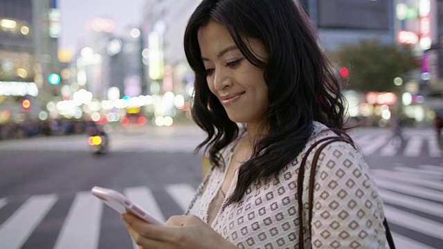 一个女人在她的手机上发短信/日本东京视频素材