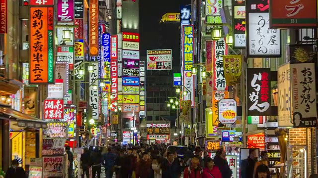 4K时间间隔:日本东京晚上歌舞伎町的人群。视频素材