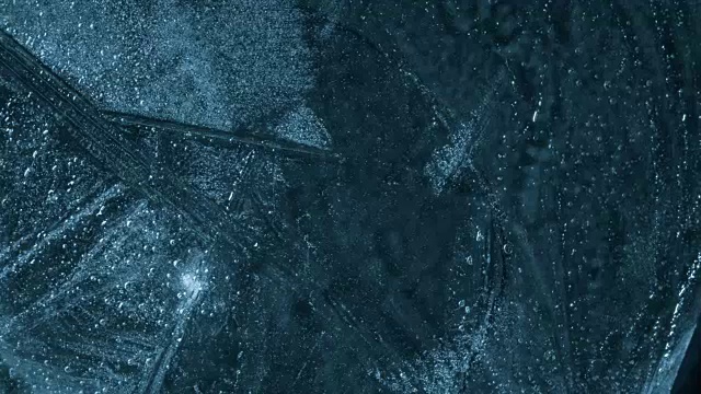 融化的冰的特写视频素材