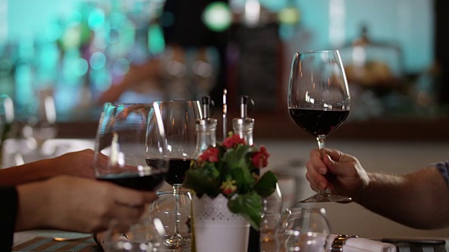 《餐厅庆祝祝酒词》4K慢镜头视频素材