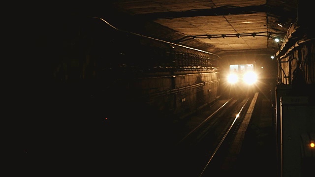 北京地铁列车驶出隧道视频下载