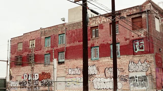 外墙涂鸦的腐朽砖墙仓库视频下载