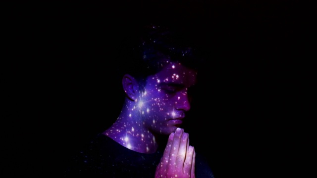 星云和星星在人脸上的投影视频素材
