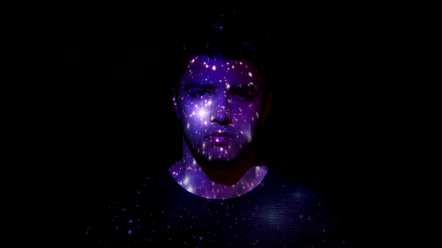 星云和星星在人脸上的投影视频下载