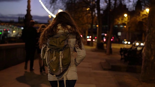 城市行走，后视镜年轻女子与一个背包。视频素材