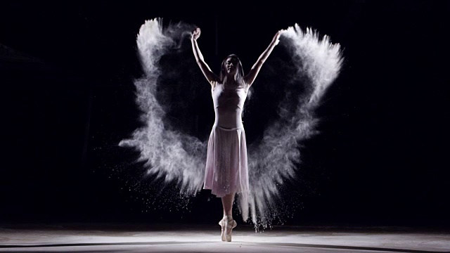 女芭蕾舞演员踮着脚尖视频下载