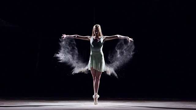 女芭蕾舞演员踮着脚尖视频下载