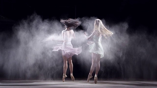 两名芭蕾舞女演员的脚尖旋转视频素材