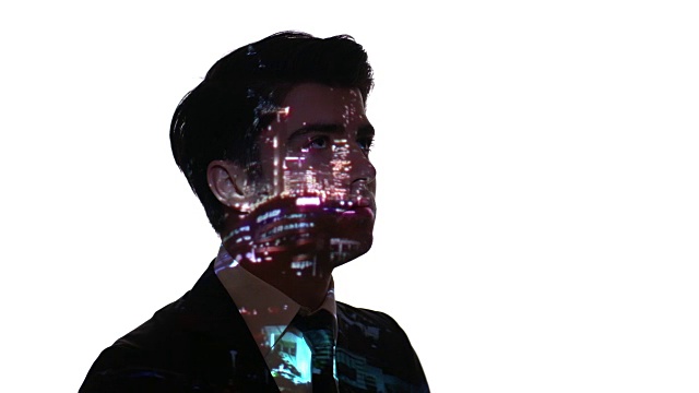 城市灯光投射在一个商人的脸上视频素材