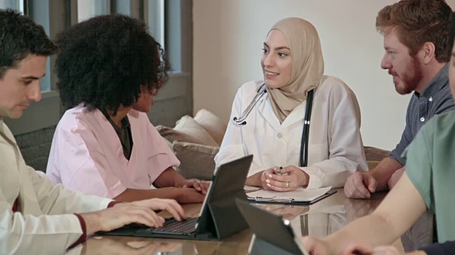 穆斯林女医生领导多民族医疗队MCU视频素材