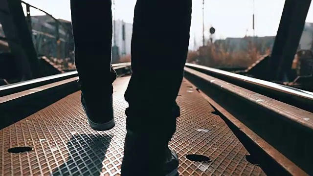 在铁轨上行走的旅人视频下载