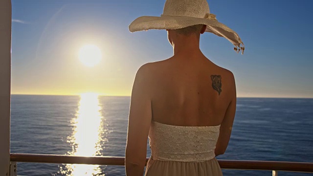 SLO MO女人欣赏日落时的海景视频素材