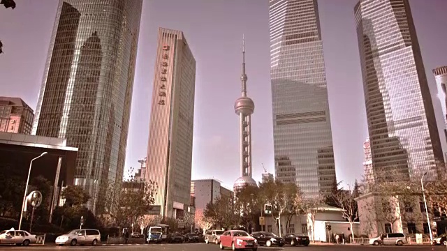 高楼大厦与黄浦江在中国上海。视频下载