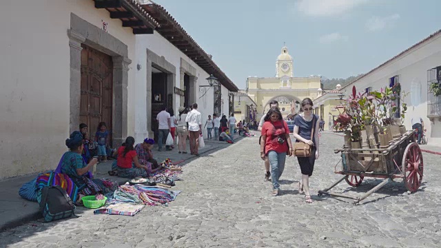 危地马拉安提瓜市中心有圣卡塔琳娜拱门视频下载
