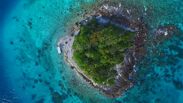 热带岛屿，海滩和泻湖的鸟瞰图视频素材