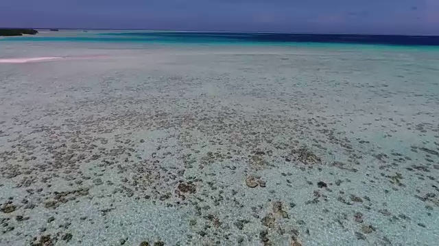 热带岛屿、海滩和泻湖的鸟瞰图视频素材