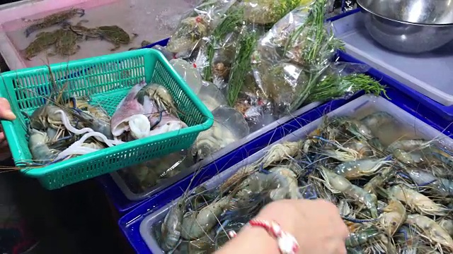 在泰国芭堤雅挑选虾，选择海鲜作为晚餐。视频下载